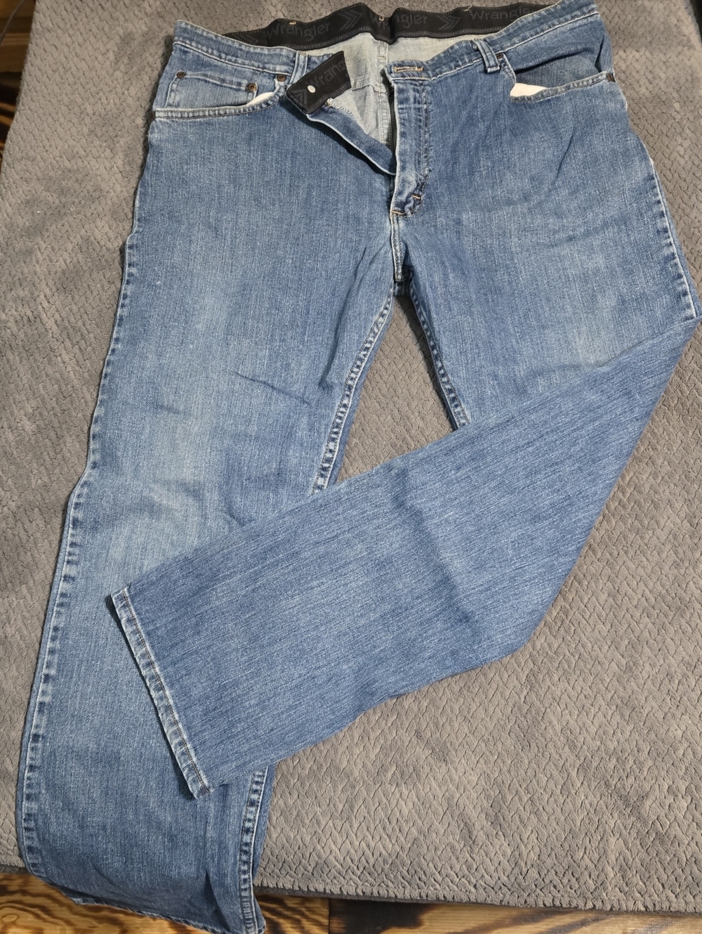 Wrangler Men’s Blue Straight-Leg Jeans
